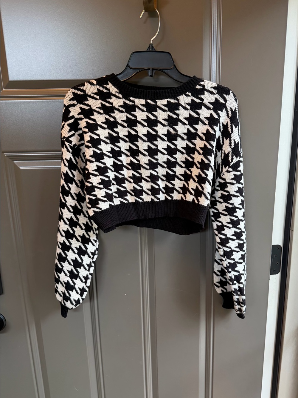Altar’d State Black & White Houndstooth Cropped Sweater Top, Size S